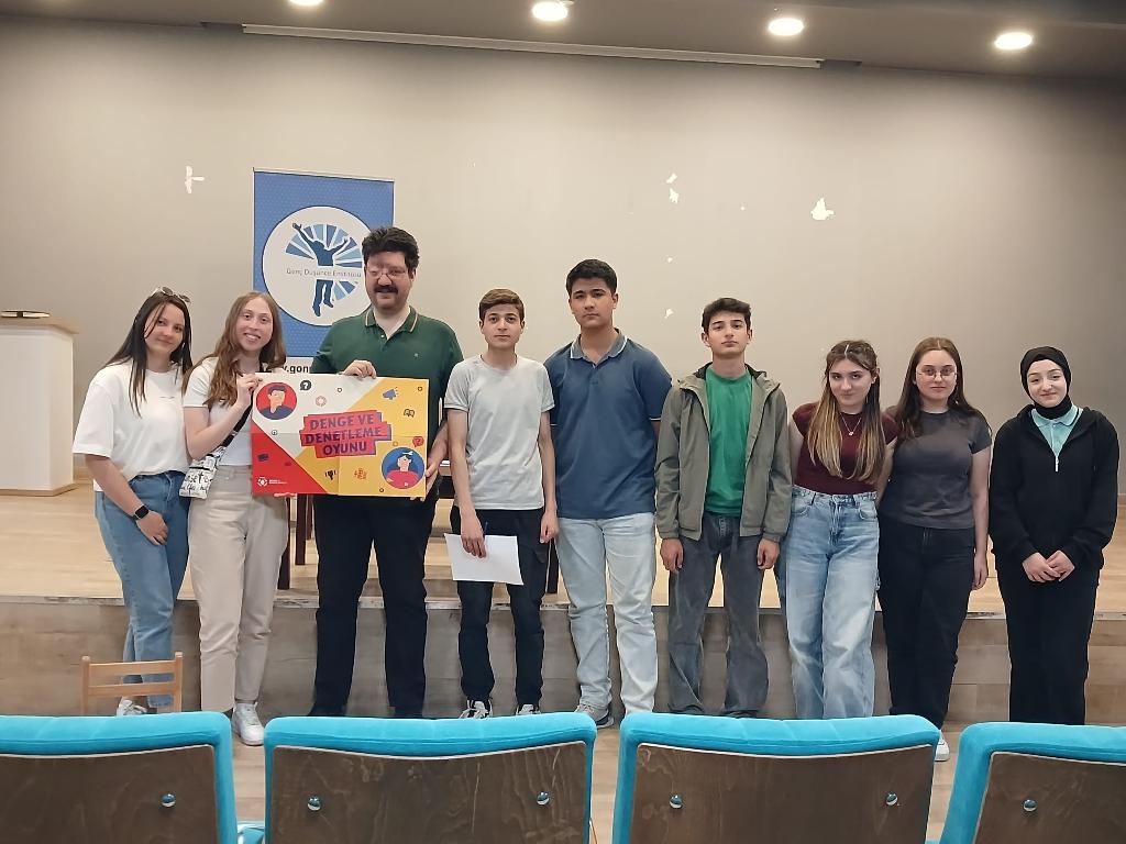 Genç Düşünce Enstitüsü’nden “Denge ve Denetleme Oyunu” Etkinliği: Gençler Demokrasiyle Buluştu
